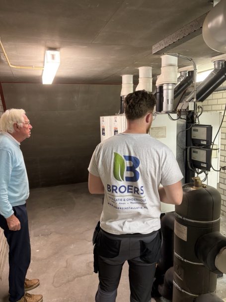 installateur bekijkt cv-ketel met klant